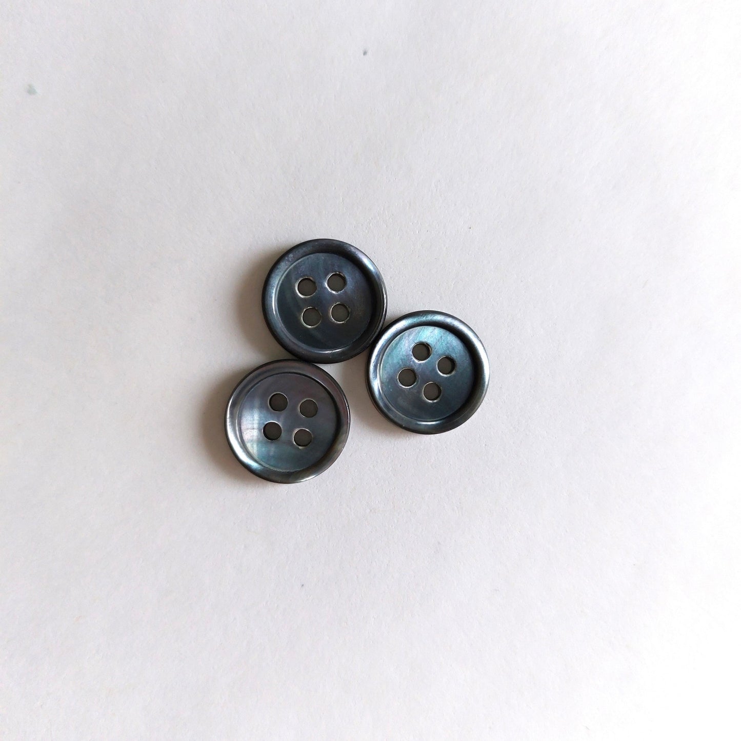 Perlemorsknap 11 : smoky - 11 mm